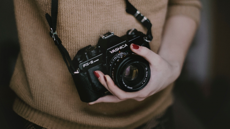 photographe-ST CYR SUR MER-min_woman-camera-photography-photographer-slr-dslr-319-pxhere.com